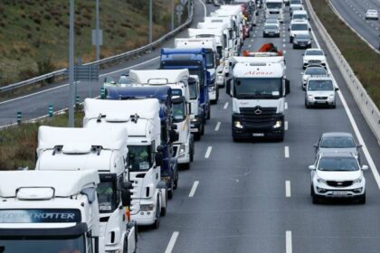 Transportes flexibiliza los tiempos de conducción para los camioneros afectados por los bloqueos en Francia
