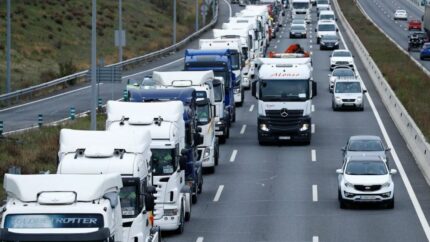 Transportes flexibiliza los tiempos de conducción para los camioneros afectados por los bloqueos en Francia