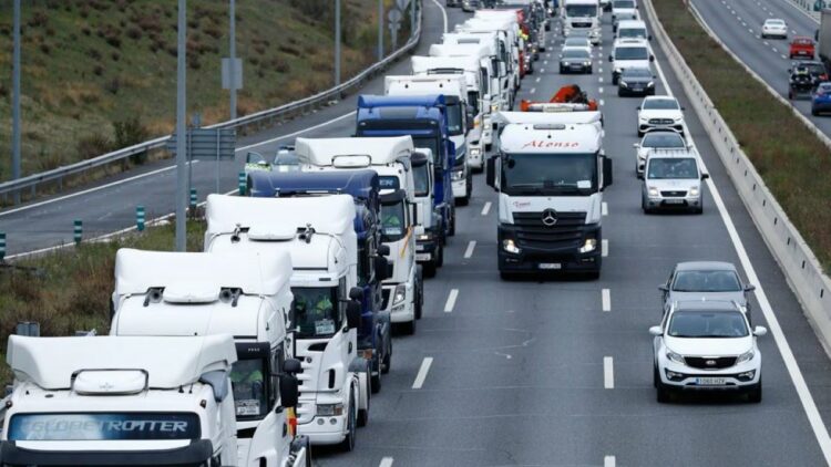 Transportes flexibiliza los tiempos de conducción para los camioneros afectados por los bloqueos en Francia