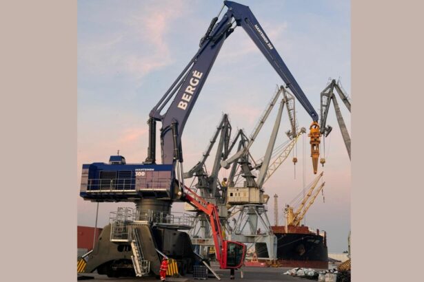 BERGÉ incorpora una nueva grúa Mantsinen 300 en el Puerto de Sagunto