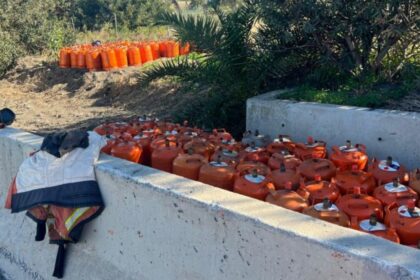 Caen unas 210 bombonas de butano al reventar una rueda del camión que las transportaba