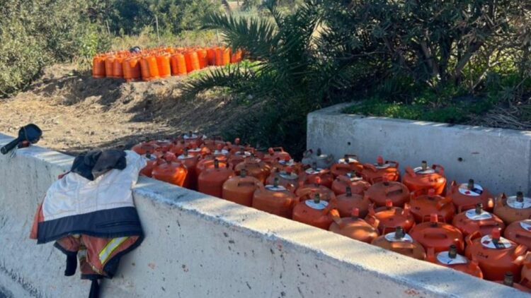 Caen unas 210 bombonas de butano al reventar una rueda del camión que las transportaba
