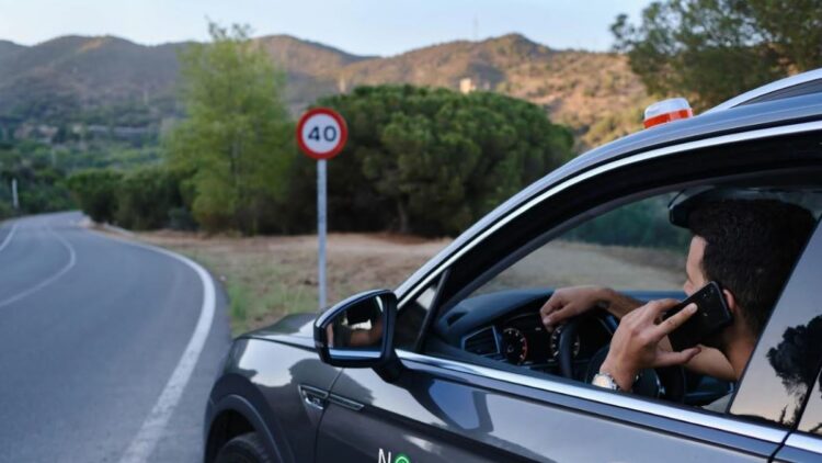 Guía práctica para conductores sobre las luces conectadas V-16