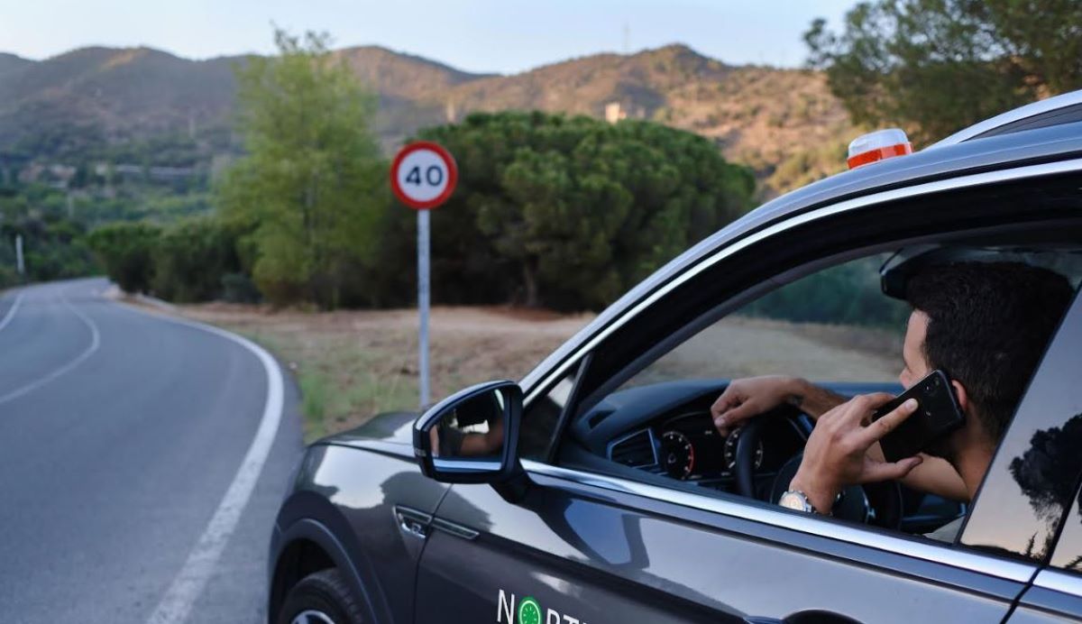 Guía práctica para conductores sobre las luces conectadas V-16
