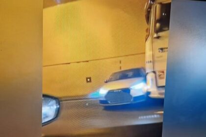 Un camión empuja a un coche en un túnel: "¡Casi me mata!"