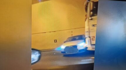 Un camión empuja a un coche en un túnel: "¡Casi me mata!"