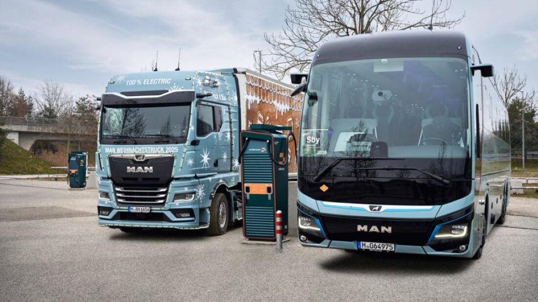 El camión navideño de MAN entrega las dos primeras estaciones de carga.