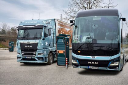 El camión navideño de MAN entrega las dos primeras estaciones de carga.