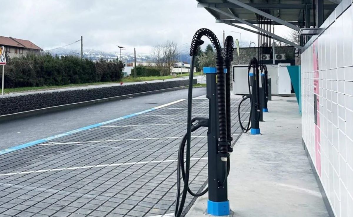 Kempower inaugura una estación de carga para camiones eléctricos en el corredor del Mont Blanc. Foto: Kempower Kempower inaugura una estación de carga para camiones eléctricos en el corredor del Mont Blanc