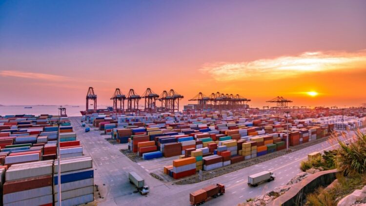 China sigue experimentando un alto crecimiento de las exportaciones y un bajo crecimiento de las importaciones