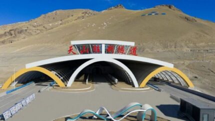 China inaugura el túnel de carretera más largo del mundo