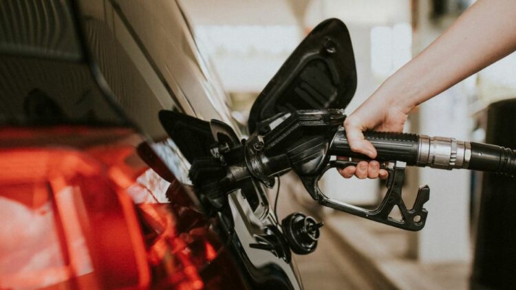 Un combustible low cost puede costar 10-15 céntimos menos por litro que uno de marca