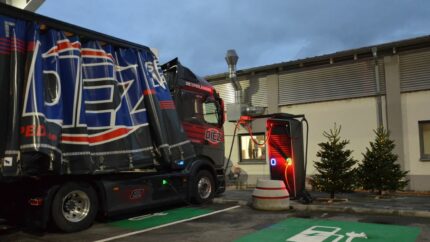Daimler Truck establece una red de carga semipública para camiones eléctricos
