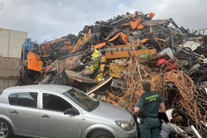 La Guardia Civil desmantela una red de desguaces que falsificaba certificados medioambientales de camiones