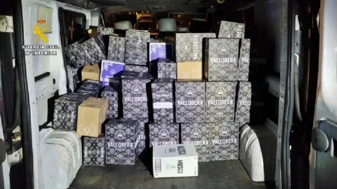 3 detenidos al ser sorprendidos robando botellas de vino de dos camiones. Foto: Guardia Civil 3 detenidos al ser sorprendidos robando botellas de vino de dos camiones