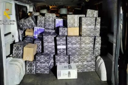 3 detenidos al ser sorprendidos robando botellas de vino de dos camiones