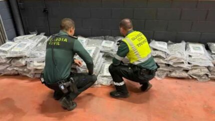 Detenido un camionero en la A-4 tras localizar 100 kg de marihuana oculta en la mercancía