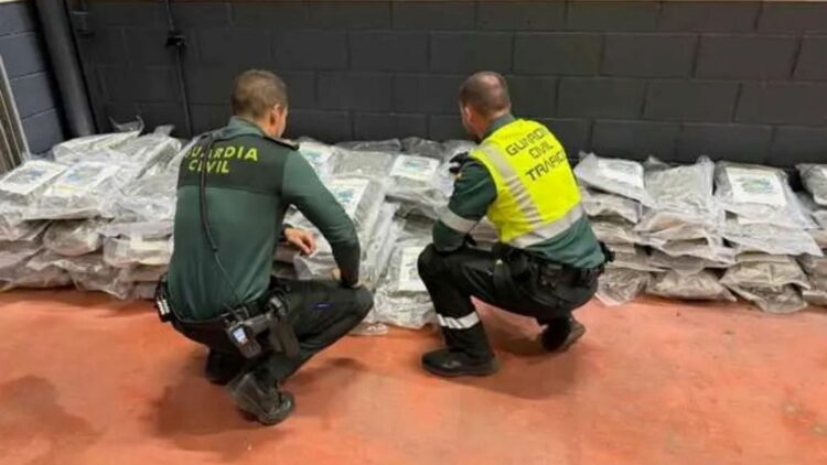 Detenido un camionero en la A-4 tras localizar 100 kg de marihuana oculta en la mercancía
