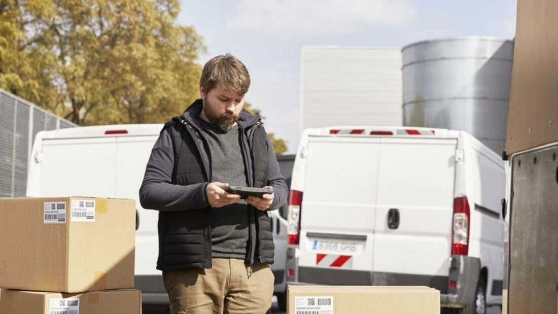 Estudio sobre los repartidores de paquetería. Foto de archivo Estudio sobre los repartidores de paquetería