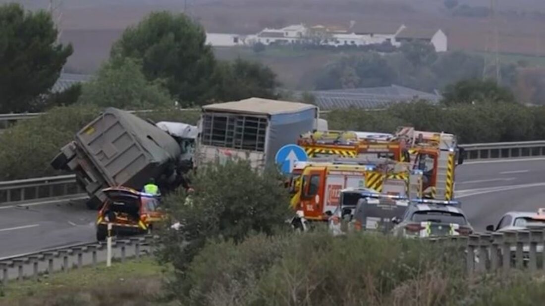 Fallecen 3 personas en un accidente en la A-66 en Guillena, con dos camiones implicados. Foto: ABC Fallecen 3 personas en un accidente en la A-66 en Guillena, con dos camiones implicados