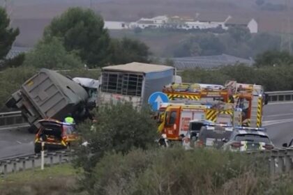 Fallecen 3 personas en un accidente en la A-66 en Guillena, con dos camiones implicados