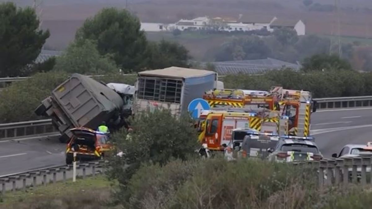 Fallecen 3 personas en un accidente en la A-66 en Guillena, con dos camiones implicados