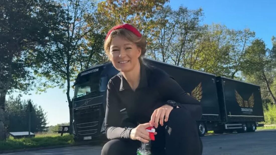 La camionera polaca Iwona Blecharczyk con su camión por España y Holanda