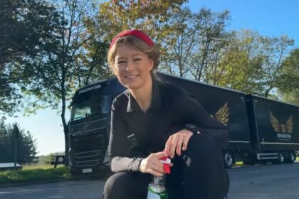 La camionera polaca Iwona Blecharczyk con su camión por España y Holanda