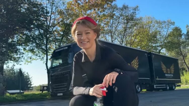 La camionera polaca Iwona Blecharczyk con su camión por España y Holanda