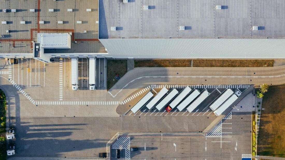 Logística integral para negocios: los beneficios del transporte nacional con Zeleris