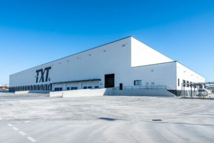 La escasez de suelo frena el impulso logístico en España, según Accolade