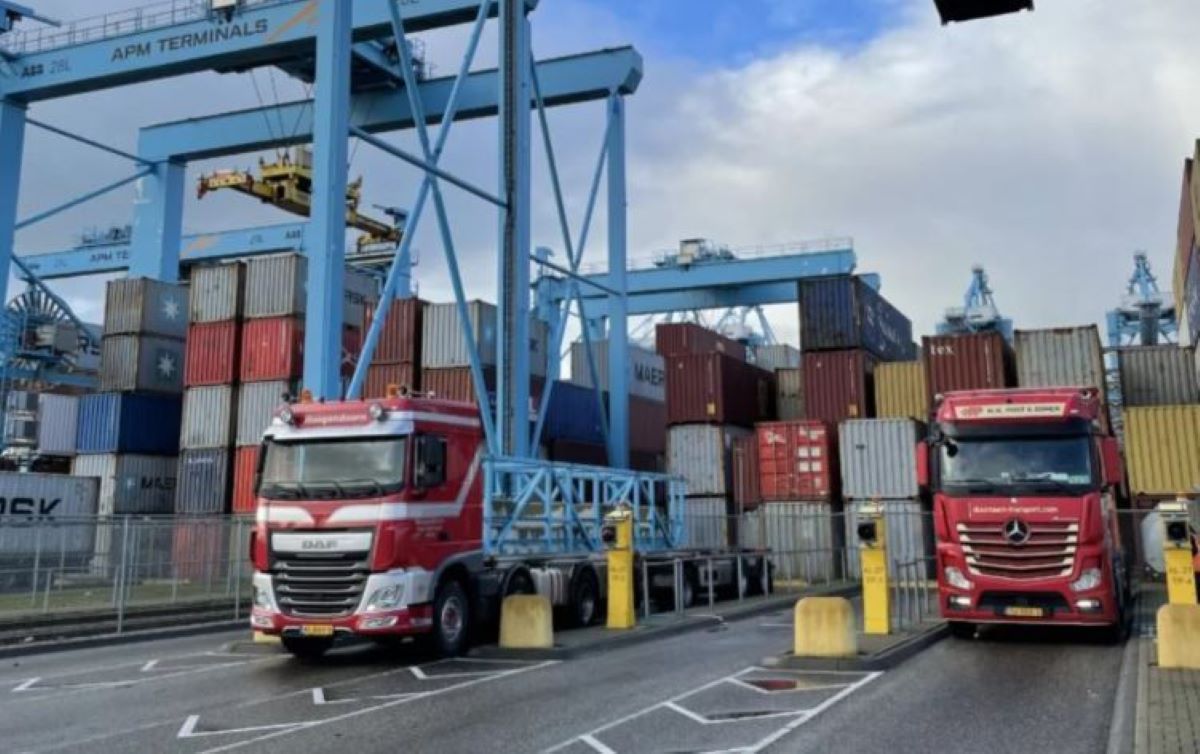 Las inspecciones de contenedores en el Puerto de Róterdam provocan grandes retrasos. Foto de archivo Las inspecciones de contenedores en el Puerto de Róterdam provocan grandes retrasos