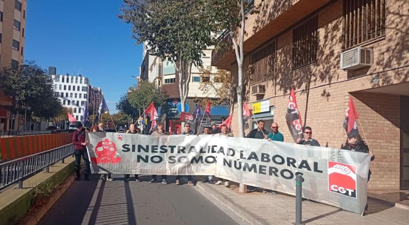 Decenas de personas denuncian en Castellón la siniestralidad laboral. Foto: CGT Decenas de personas denuncian en Castellón la siniestralidad laboral