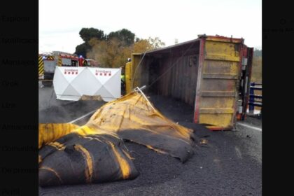 Un camionero en estado crítico al volcar su vehículo en la AP-7 en Gelida