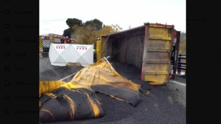 Un camionero en estado crítico al volcar su vehículo en la AP-7 en Gelida