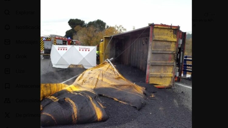 Un camionero en estado crítico al volcar su vehículo en la AP-7 en Gelida