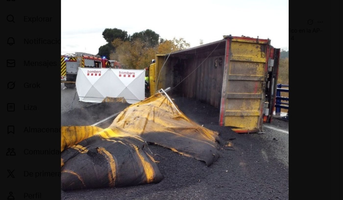 Un camionero en estado crítico al volcar su vehículo en la AP-7 en Gelida
