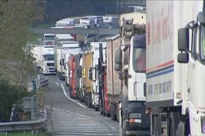 Transportistas y cargadores exigen restablecer la libre circulación en la frontera vasca