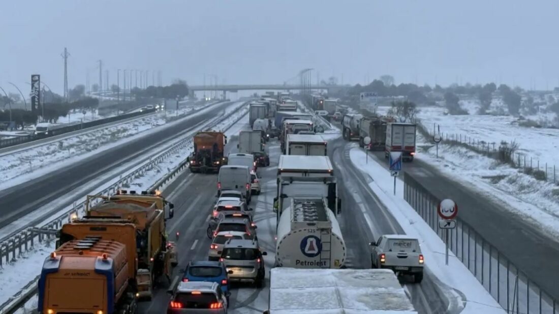 Un accidente en la A-2 en Cervera colapsa la vía y deja atrapadas a máquinas quitanieves en plena nevada
