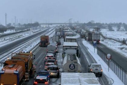 Un accidente en la A-2 en Cervera colapsa la vía y deja atrapadas a máquinas quitanieves en plena nevada