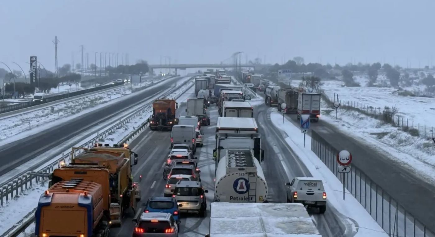 Un accidente en la A-2 en Cervera colapsa la vía y deja atrapadas a máquinas quitanieves en plena nevada. Foto: ACN Un accidente en la A-2 en Cervera colapsa la vía y deja atrapadas a máquinas quitanieves en plena nevada