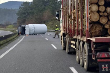 Cortada la AP-9 por el accidente entre un camión de mercancías peligrosas y un coche