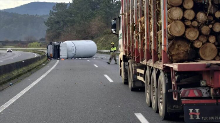 Cortada la AP-9 por el accidente entre un camión de mercancías peligrosas y un coche