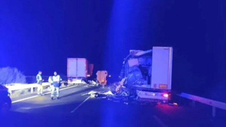 Cortada la A-62 dirección Valladolid, por la colisión entre dos camiones