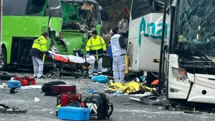 Grave accidente en la A-63 en Francia entre varios coches, camiones y autobuses, dos fallecidos y decenas de heridos