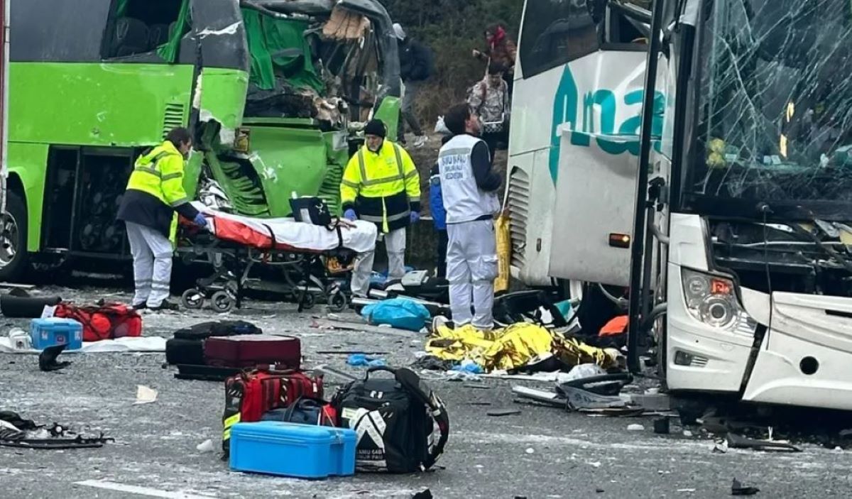Grave accidente en la A-63 en Francia entre varios coches, camiones y autobuses, dos fallecidos y decenas de heridos