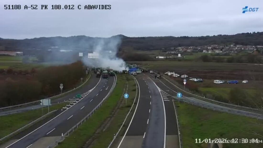 Los agricultores cortan la A-52, desde hace más de 24 horas, protestando por el acuerdo con Mercosur