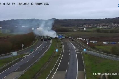 Los agricultores cortan la A-52, desde hace más de 24 horas, protestando por el acuerdo con Mercosur