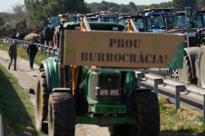 CONETRANS rechaza el abandono de los camioneros atrapados por las protestas de los agricultores