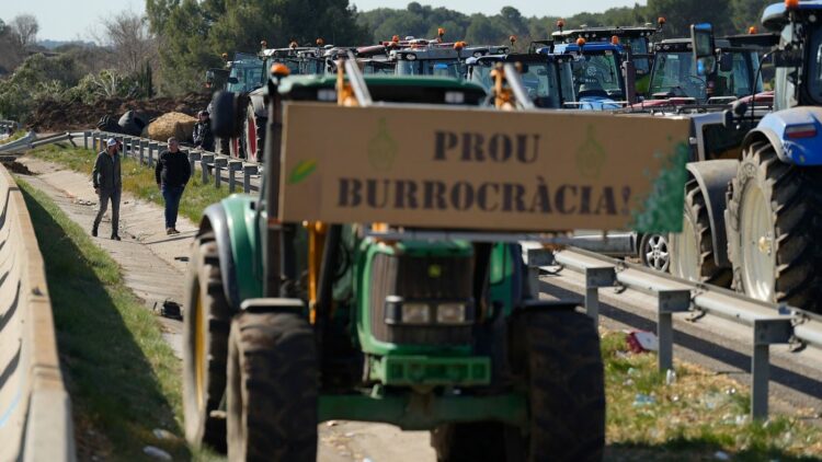 CONETRANS rechaza el abandono de los camioneros atrapados por las protestas de los agricultores